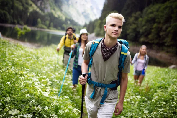 Gruppo Amici Con Zaini Trekking Insieme Nella Natura — Foto Stock