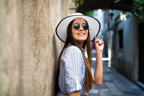 Glimlachende Zomervrouw Met Hoed Zonnebril — Stockfoto