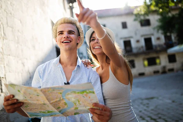 Viajando Par Turistas Caminando Por Casco Antiguo Vacaciones Verano Vacaciones — Foto de Stock