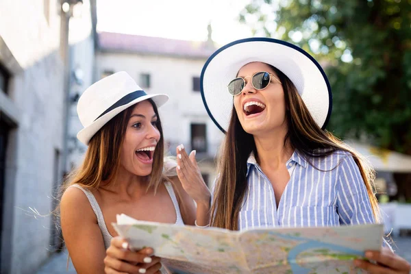 Kızlar Dostluk Hangout Seyahat Tatil Haritası Yaz Kavramı — Stok fotoğraf