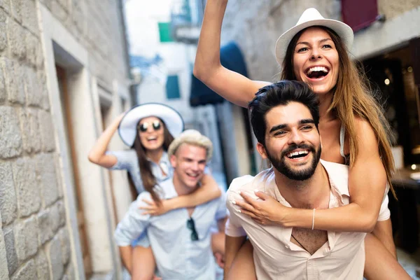 Grupo Amigos Pasando Tiempo Calidad Juntos Verano — Foto de Stock