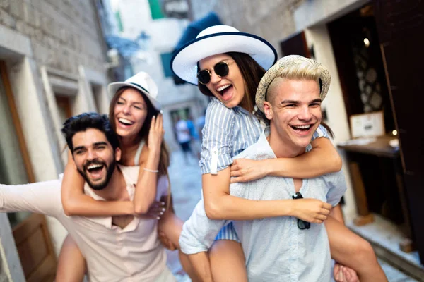 Grupo Feliz Amigos Desfrutando Passeio Turístico Cidade — Fotografia de Stock