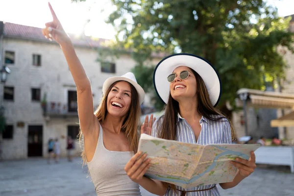 Jóvenes Amigas Viajando Vacaciones Verano Explorando Para Descubrir Estilo Vida — Foto de Stock