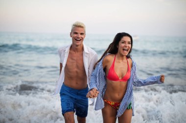 Mutlu çifti eğleniyor ve aşk yaz plaj