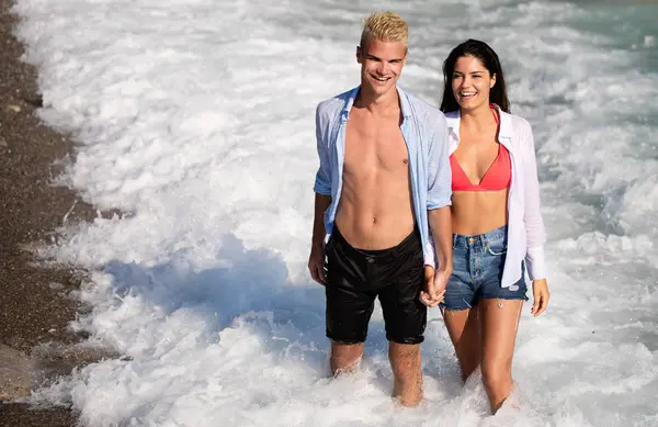 Mutlu çifti eğleniyor ve aşk yaz plaj