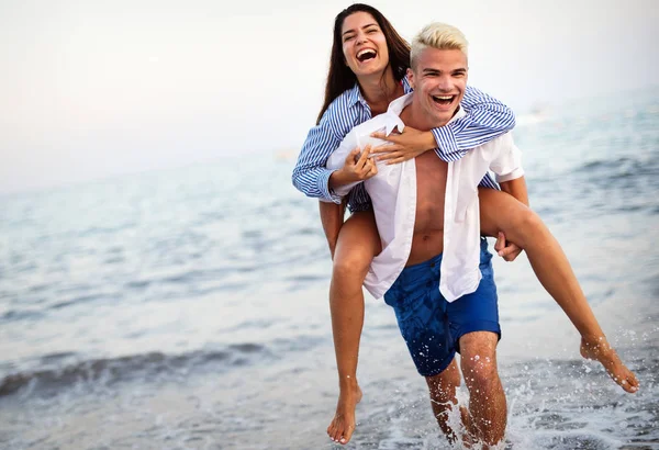 Felice Coppia Romantica Divertirsi Amare Sulla Spiaggia — Foto Stock