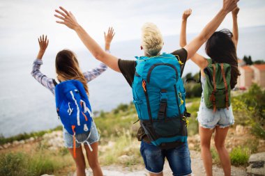 Bir grup gezgin ve genç birlikte gezip eğleniyorlar.