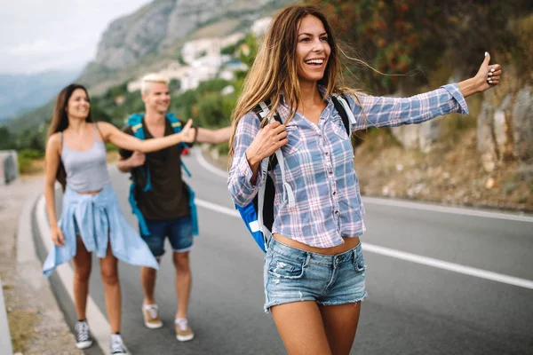 Grupo Amigos Viajeros Caminando Divirtiéndose Estilo Vida Viaje Concepto Vacaciones — Foto de Stock