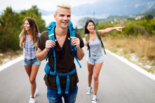 Feliz Compañía Hipster Amigos Que Viajan Alrededor Del Mundo Divirtiéndose — Foto de Stock