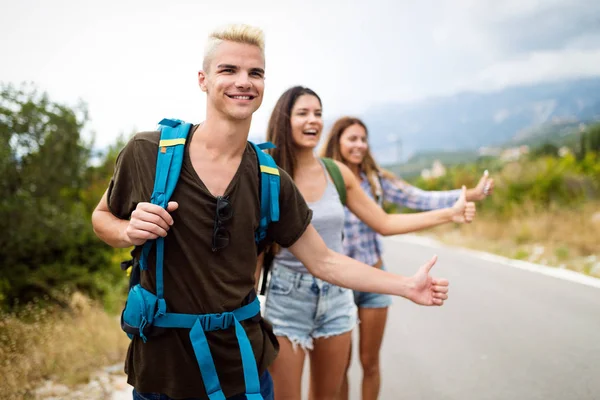 Feliz Compañía Hipster Amigos Que Viajan Alrededor Del Mundo Divirtiéndose —  Fotos de Stock