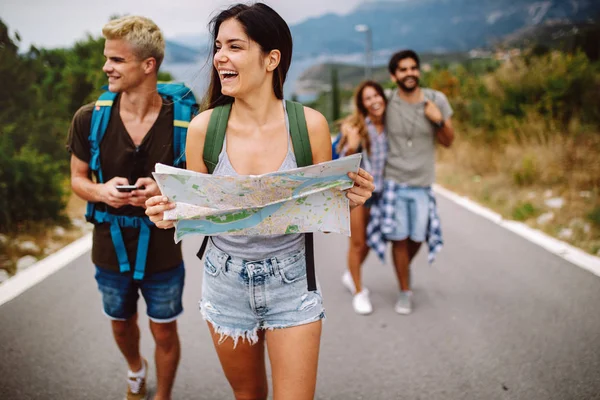 Grupo Mochileiros Jovens Viajando Divertindo Juntos — Fotografia de Stock