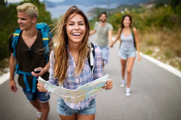 Dobrodružství Cestování Turistika Koncepce Lidí Skupina Usmívajícího Přátel Batohy Mapy — Stock fotografie