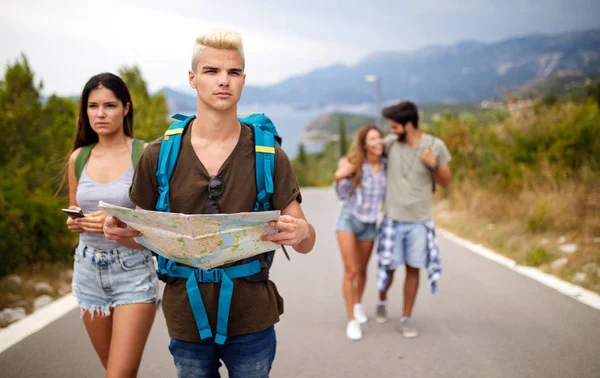 Turistika Přáteli Tak Zábavná Skupina Mladých Lidí Batohy Kráčející Společně — Stock fotografie