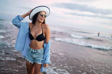 Yaz tatilinde sahilde güzel kadın