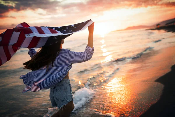 Mujer Feliz Sonriendo Corriendo Playa Mientras Celebra Día Independencia Disfruta — Foto de Stock