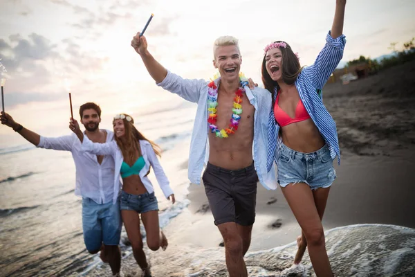 해변을 뛰어다니며 여름휴가를 즐기는 친구들 — 스톡 사진