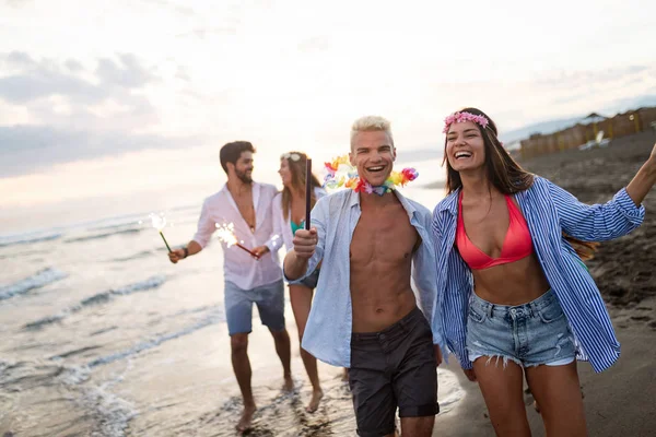 Feliz Grupo Amigos Divirtiéndose Fiesta Playa Aire Libre Con Fuegos —  Fotos de Stock