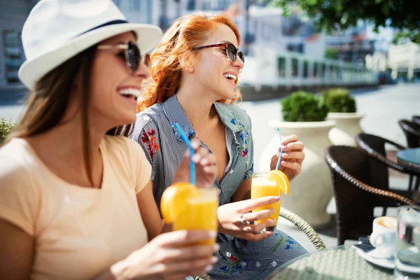 Vrienden Hebben Een Geweldige Tijd Café Meisjes Glimlachen Drinken Sap — Stockfoto
