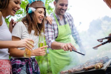 Doğada barbekü ve ızgara partisi olan bir grup arkadaş