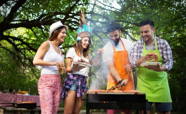 Doğada parti bir Barbekü partisi arkadaş grubu