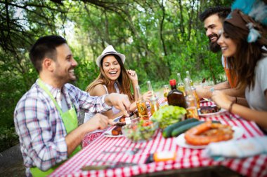 Doğada eğlenen ve barbekü partisi olan arkadaşlar