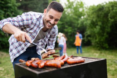 Kamp ve doğada bir Barbekü partisi arkadaş grubu