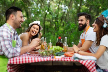 Kamp ve doğada bir Barbekü partisi arkadaş grubu