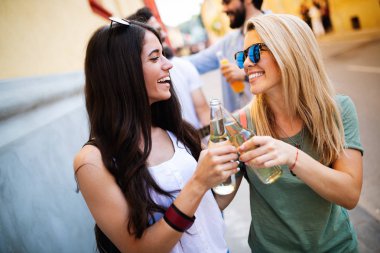 Bir grup arkadaş eğleniyor ve yazın tadını çıkarıyorlar.