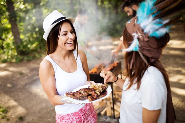 Vrienden Met Plezier Barbecuefeest Natuur — Stockfoto