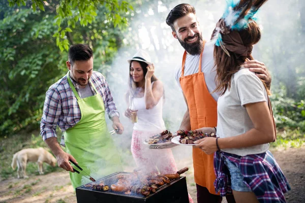 Fiatal Női Férfi Pár Sütés Barbecue Természetben Barátokkal — Stock Fotó