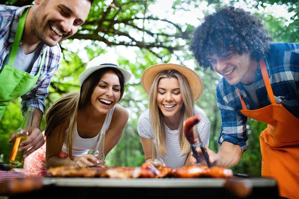 Amigos Felizes Fazendo Churrasco Almoçando Natureza — Fotografia de Stock