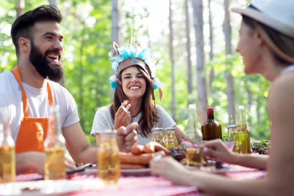 Grupo Amigos Felizes Comendo Bebendo Cervejas Jantar Churrasco Livre — Fotografia de Stock