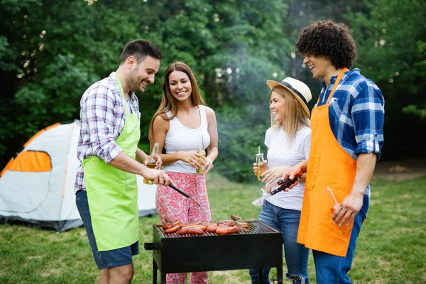 Grupo Amigos Haciendo Una Fiesta Barbacoa Naturaleza — Foto de Stock