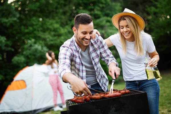 Glade Venner Gør Grill Har Frokost Naturen - Stock-foto