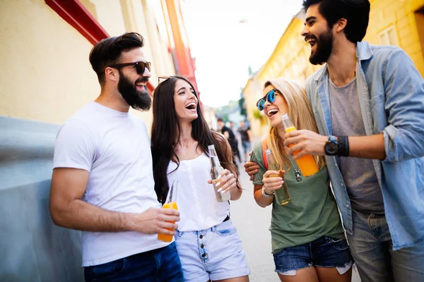 Groep Vrienden Hebben Plezier Hangen Buiten Zomer — Stockfoto