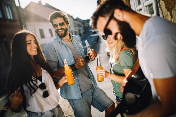 Grupp Vänner Som Har Roligt Och Njuter Sommaren — Stockfoto