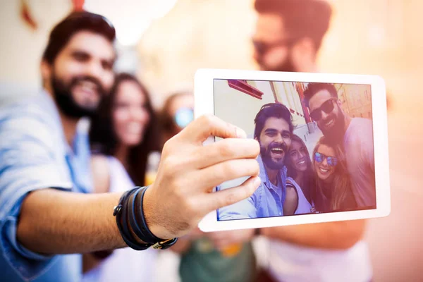 Grupo Amigos Divertindo Cidade Fazendo Selfie — Fotografia de Stock