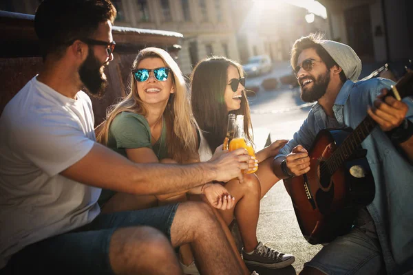 Gruppe Junger Freunde Lächelt Redet Und Hat Spaß Zusammen — Stockfoto