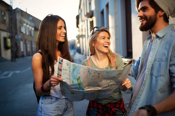 Jovem Grupo Feliz Turistas Passear Cidade — Fotografia de Stock