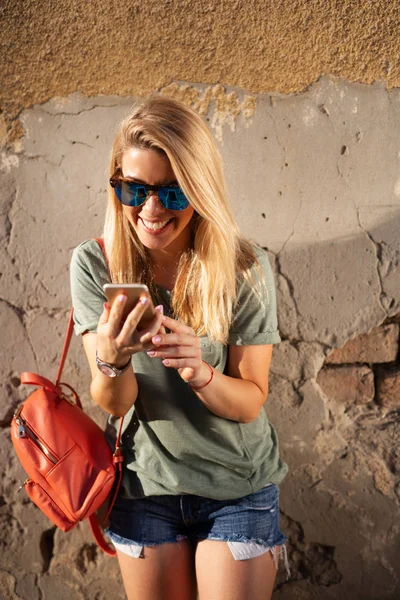 Estilo Vida Cidade Menina Usando Uma Mensagem Telefone Aplicativo Smartphone — Fotografia de Stock