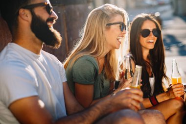 Bir grup arkadaş eğleniyor ve yazın tadını çıkarıyorlar.