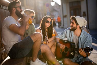 Genç arkadaşlar takılmak, eğlenmek ve yaz günlerini zevk