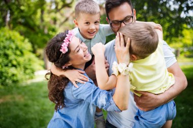 Mutlu çoklu nesil aile parkta piknik yapıyor.