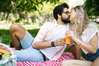 Mutlu genç çift birlikte parkta bir gün zevk