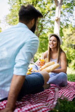 Güzel genç çift piknik günü zevk. Yaşam tarzı, aşk, flört, tatil konsepti
