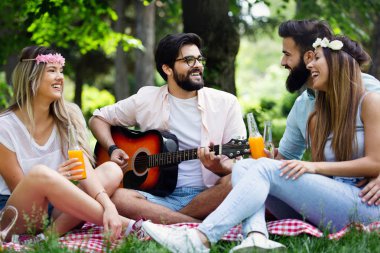 Yaz, tatil, müzik ve eğlence zaman kavramı. Neşeli arkadaşlar açık piknik var.