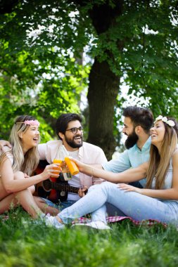 Yaz, tatil, müzik ve eğlence zaman kavramı. Neşeli arkadaşlar açık piknik var.