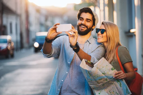 Gülümseyen Çift Seyahat Şehirde Eğleniyor Yaz Tatilleri Flört Turizm Konsepti — Stok fotoğraf