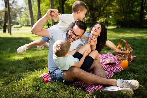 自然の中で子供たちとピクニックを楽しむ幸せな家族 — ストック写真