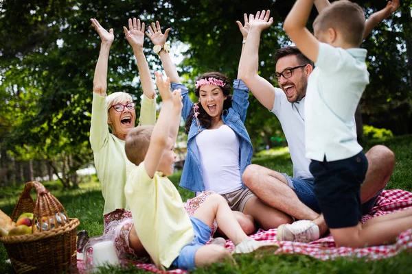 Família Feliz Multi Geração Desfrutando Piquenique Parque — Fotografia de Stock